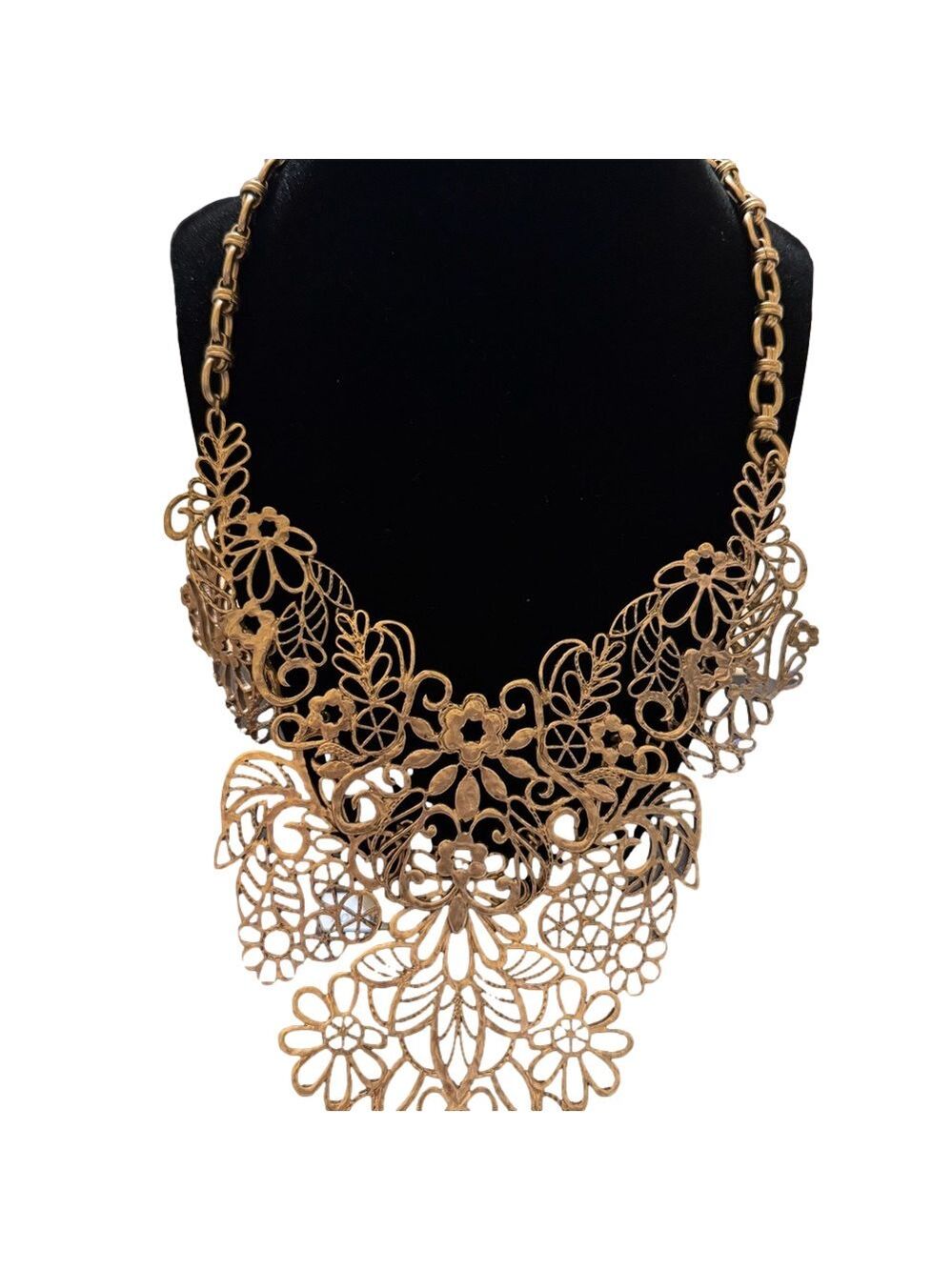 Elegant Gold Filigree Necklace
